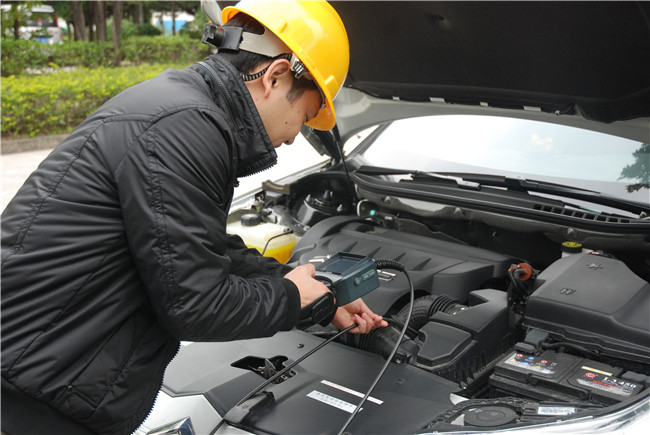 HIE系列便攜式工業(yè)內(nèi)窺鏡正在檢測(cè)汽車發(fā)動(dòng)機(jī)缸體