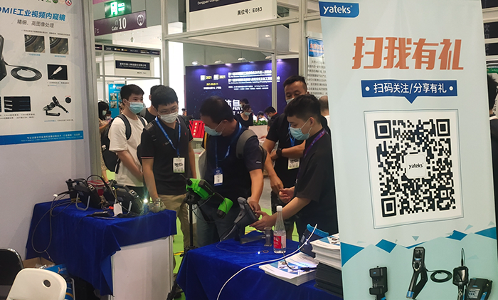深圳工業內窺鏡展展會現場亞泰光電展臺前現場觀眾試用亞泰光電內窺鏡產品性能、特點