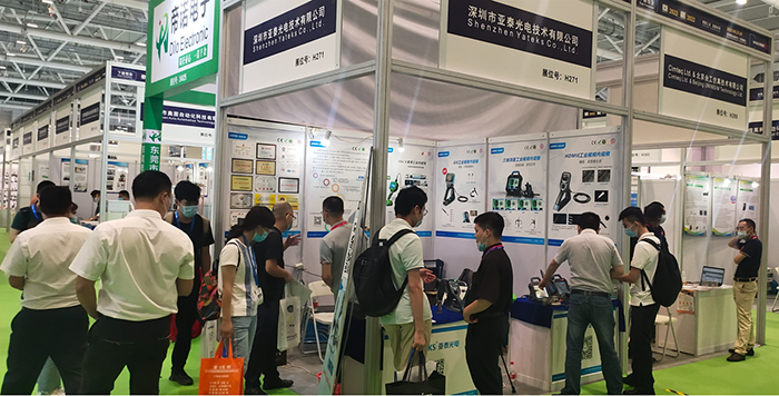 亞泰光電展臺前工作人員與現場觀眾交流、溝通并提供現場咨詢解答